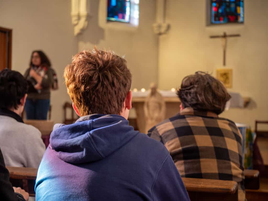 Tous ensemble pour la paix avec sainte Angèle Ensemble Scolaire