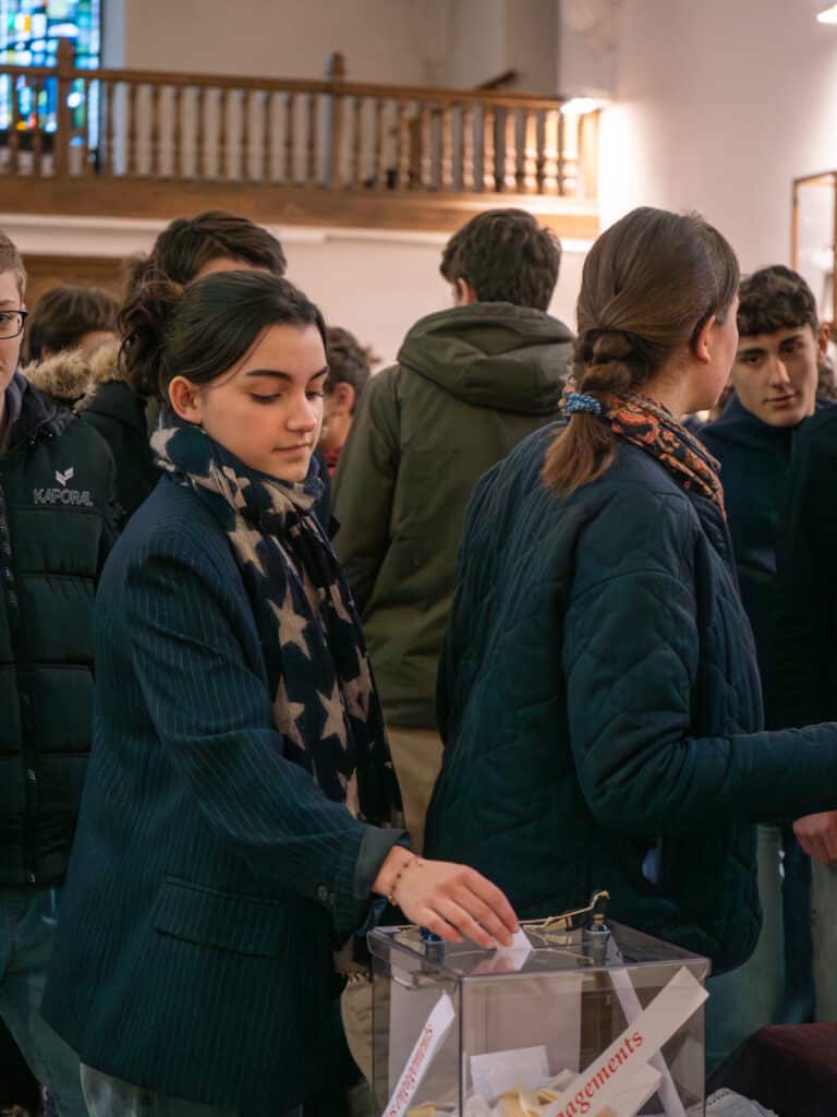 Tous ensemble pour la paix avec sainte Angèle Ensemble Scolaire